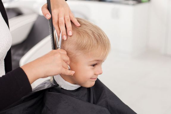 Kind Haare schneiden